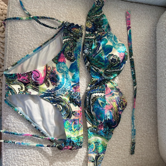 Victoria’s Secret Bright Paisley Twsit Bandeau Bikini Set - Picture 2 of 4